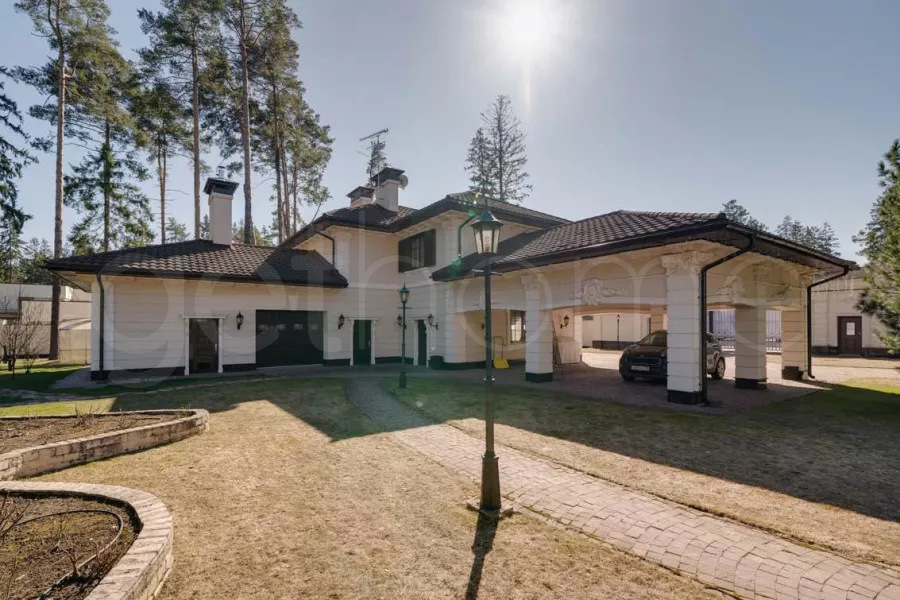 Юрлово. Купить дом площадью 2000 м² на участке 200 соток в элитном коттеджном посёлке Юрлово на Пятницком шоссе в 10 км от МКАД.